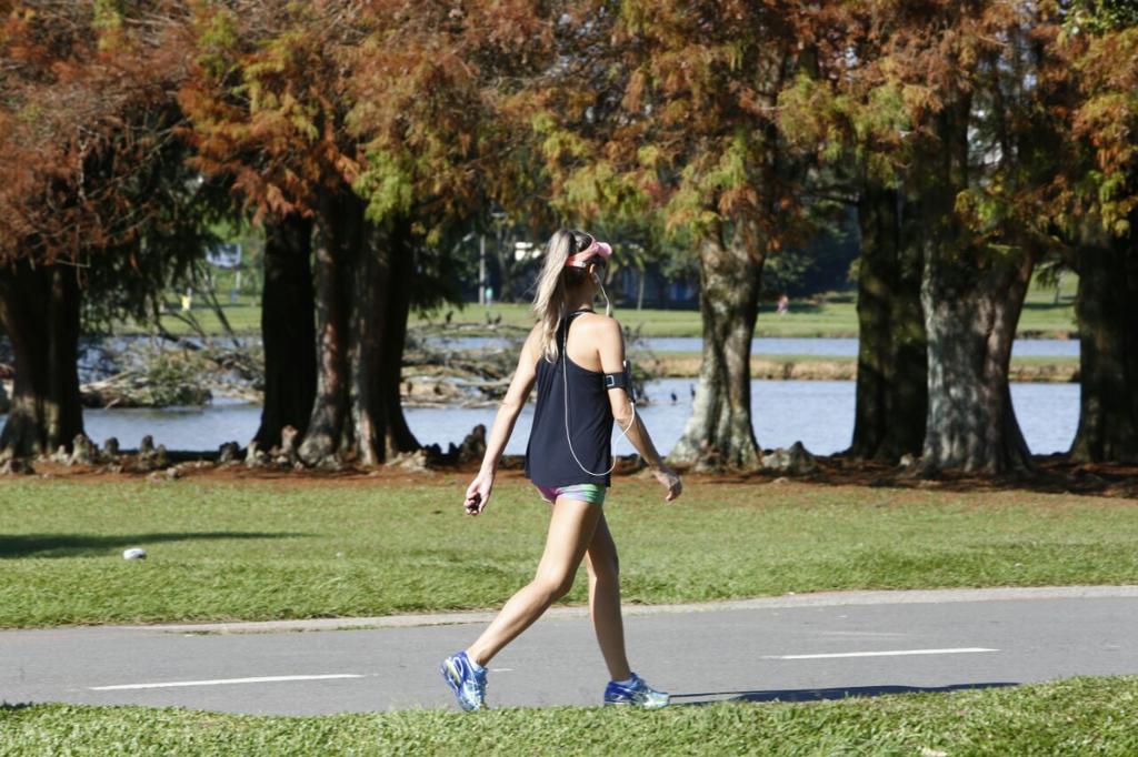 Curitibanos aproveitam o sol desta sexta-feira no parque Barigui | Aniele Nascimento/Gazeta do Povo