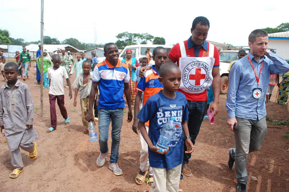 O refugiado Yaouba Hamadou (à frente, no centro), de 13 anos, chega em Lolo, em Camarões, vindo da República Central Africana. Ele finalmente se encontrou com sua irmã depois de três anos separado. | REINNIER KAZEAFP