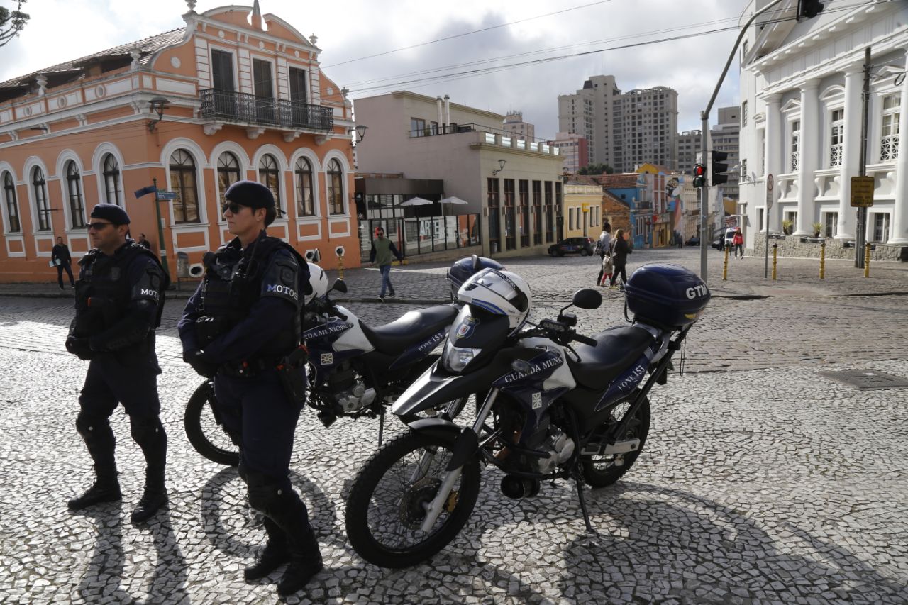 Guardas municipais monitoram o Largo da Ordem como parte da Operação Saturno. | Pedro Serápio/Gazeta do Povo
