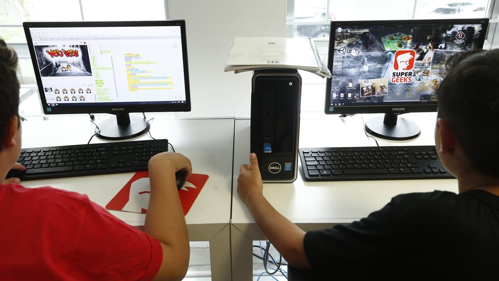 Crianças em aula de programação em escola de Curitiba. | Hugo Harada/Gazeta do Povo