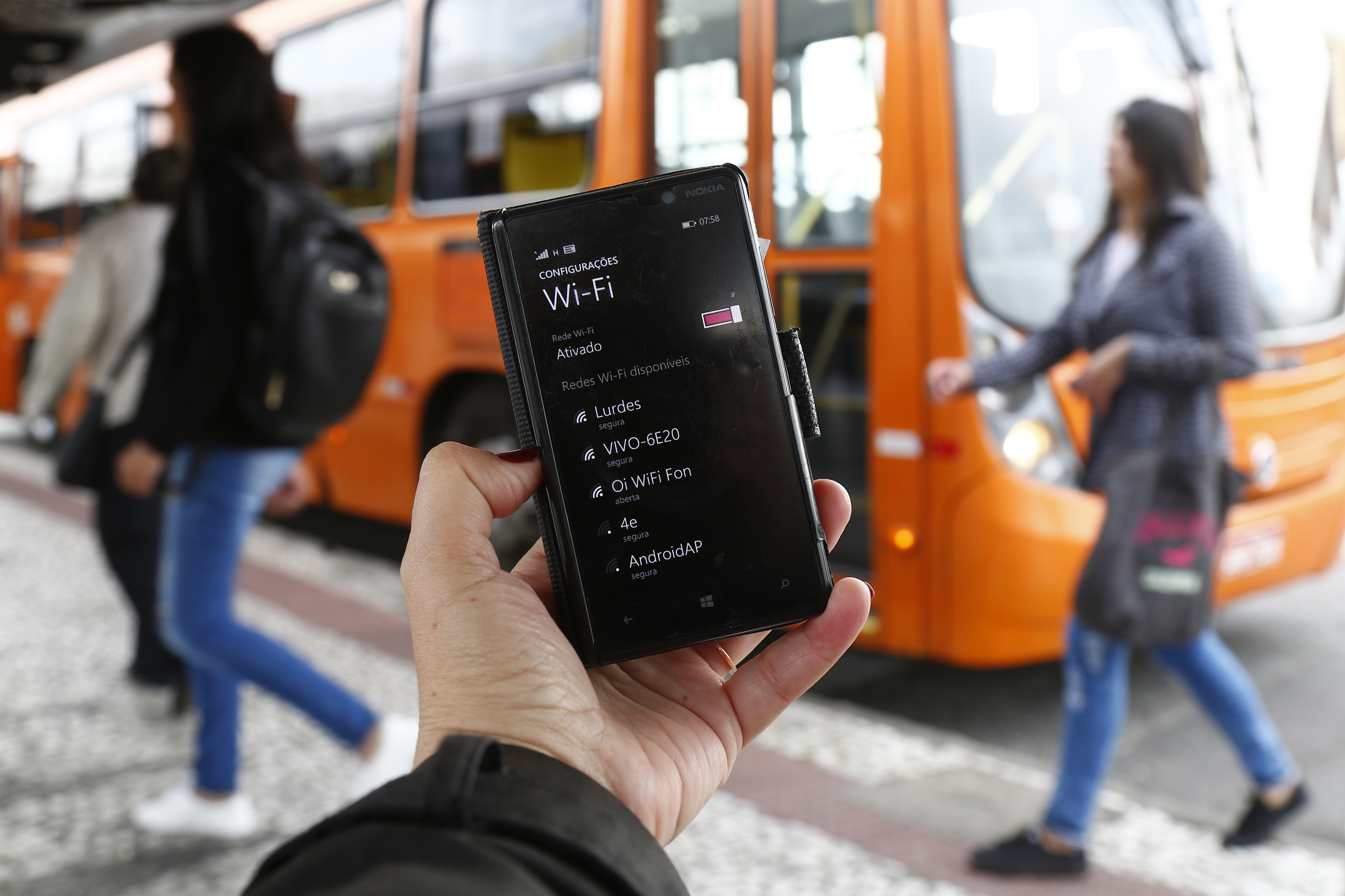 Seis terminais de Curitiba já deveriam ter internet gratuita, conforme planejamento da prefeitura | Aniele Nascimento/Gazeta do Povo