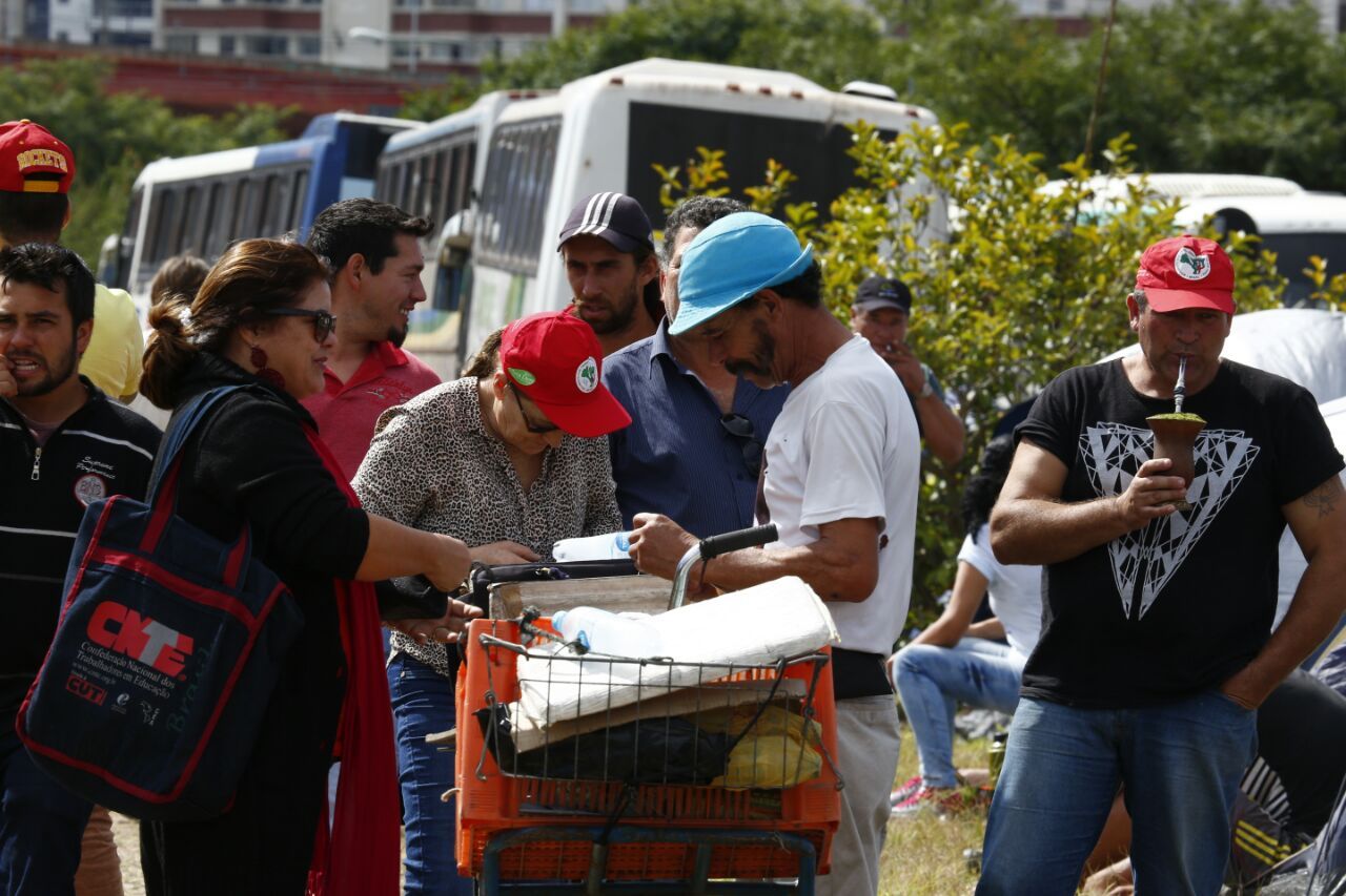 Primeiros ônibus começam a chegar com apoiadores do ex-presidente Lula | Aniele Nascimento/Gazeta do Povo