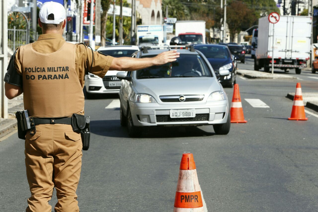 Blitz do BpTran orienta motoristas da importância da direção preventiva. | Aniele Nascimento/Gazeta do Povo