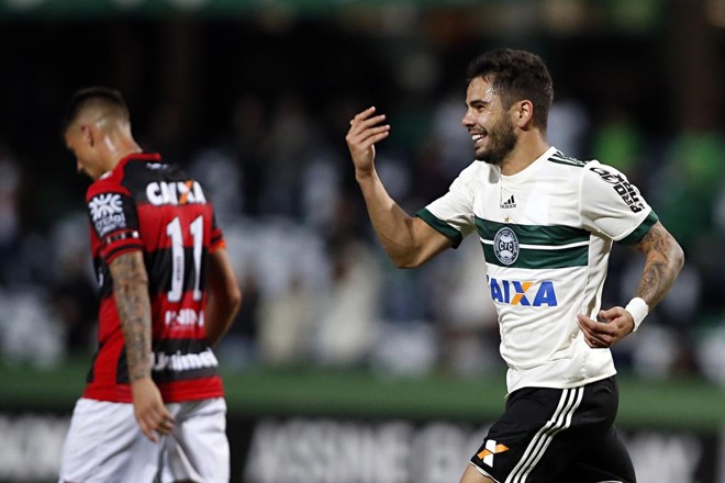 Henrique Almeida comemora o primeiro gol do Coxa na partida, aos 19 min. | Albari Rosa/Gazeta do Povo