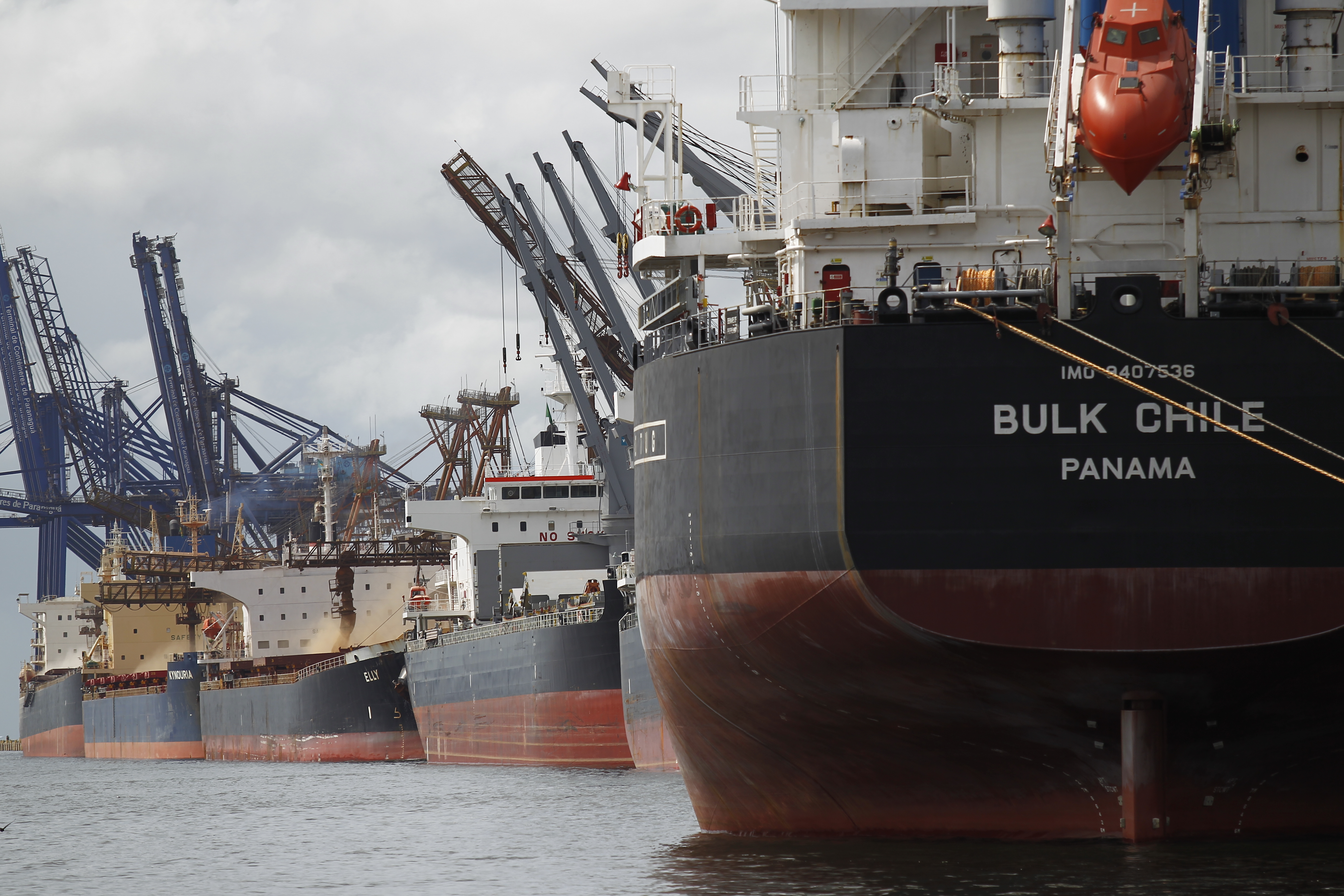 Presos detidos em Paranaguá durante a operação serão levados para a Polícia Federal de Curitiba | Jonathan Campos/Gazeta do Povo