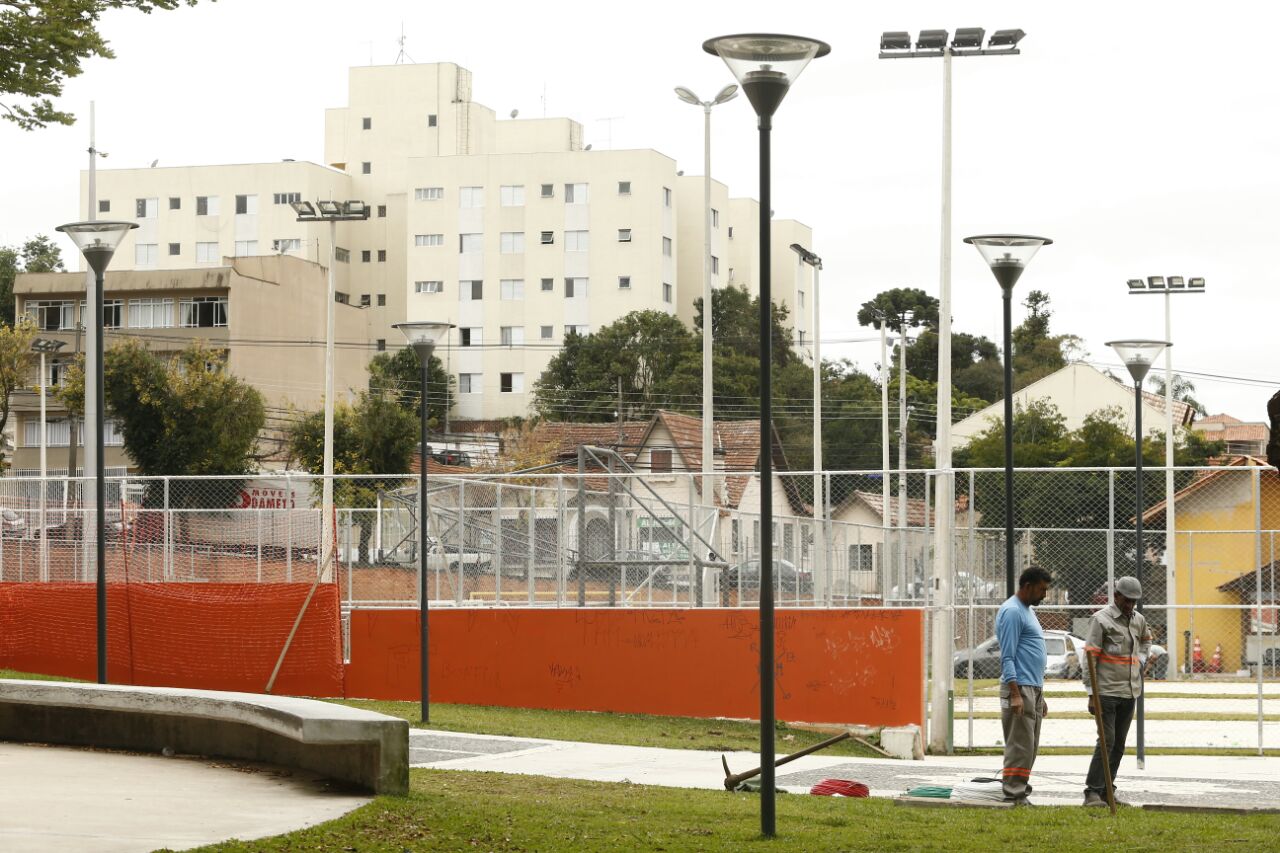 Funcionários da prefeitura de Curitiba trabalham na reposição de cabos de energia na Praça Afonso Botelho | Hugo Harada/Gazeta do Povo