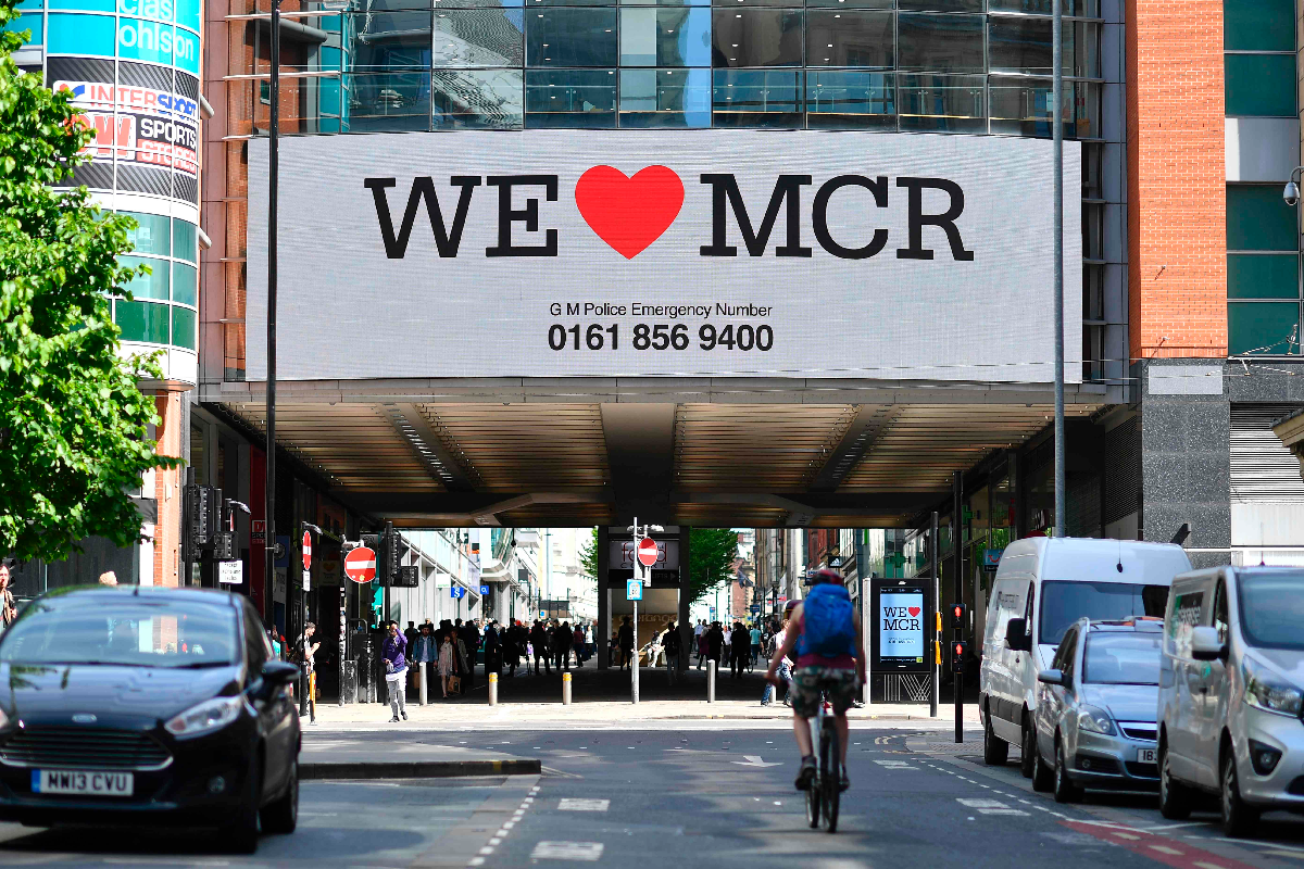 "Amamos Manchester”: a cidade deu a melhor resposta contra o terror, se unindo e oferendo ajuda às vítimas | BEN STANSALL/AFP