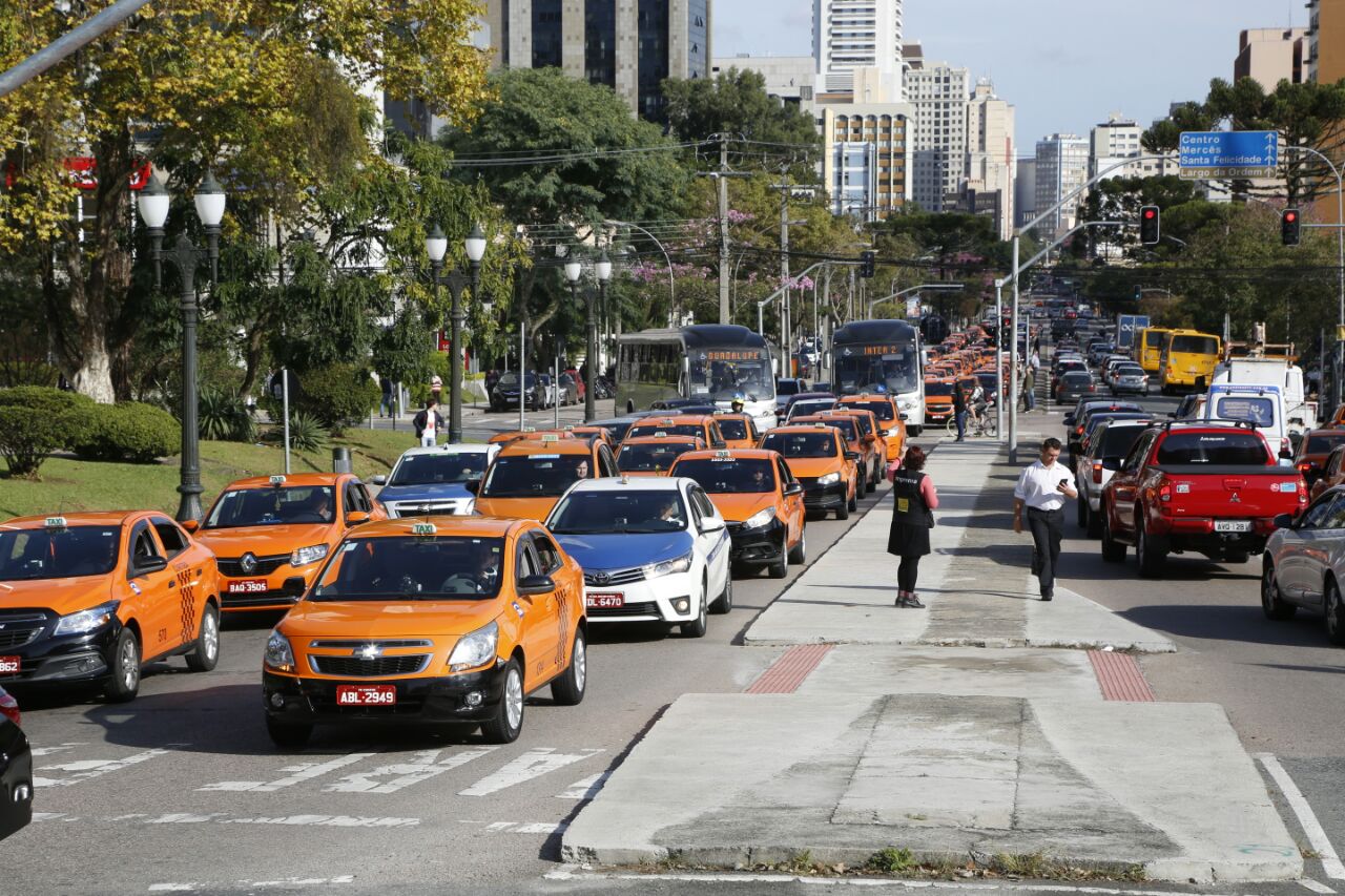 Taxistas fazem carreata durante protesto em Curitiba | Atila Alberti/