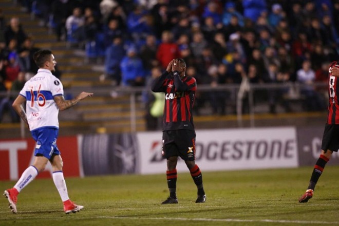 Nikão lamenta o gol do time chileno que abriu o placar no San Carlos de Apoquindo. | Jonathan Campos– enviado especial/Gazeta do Povo