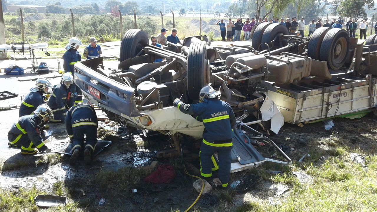 Caminhão não conseguiu fazer curva no acesso ao Contorno Sul, na BR-476. | Gerson Klaina /Tribuna do Paraná