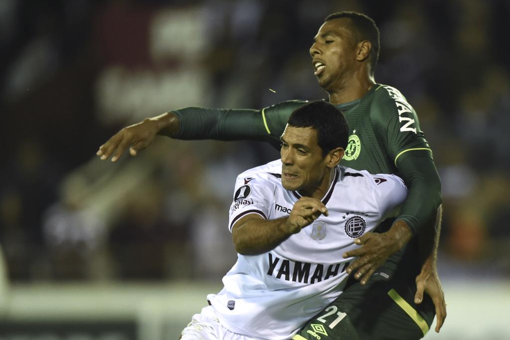 O zagueiro Luiz Otávio em ação no duelo da Chapecoense contra o Lanús: vitória catarinense em campo virou derrota no tapetão. | Eitan Abramovich/AFP