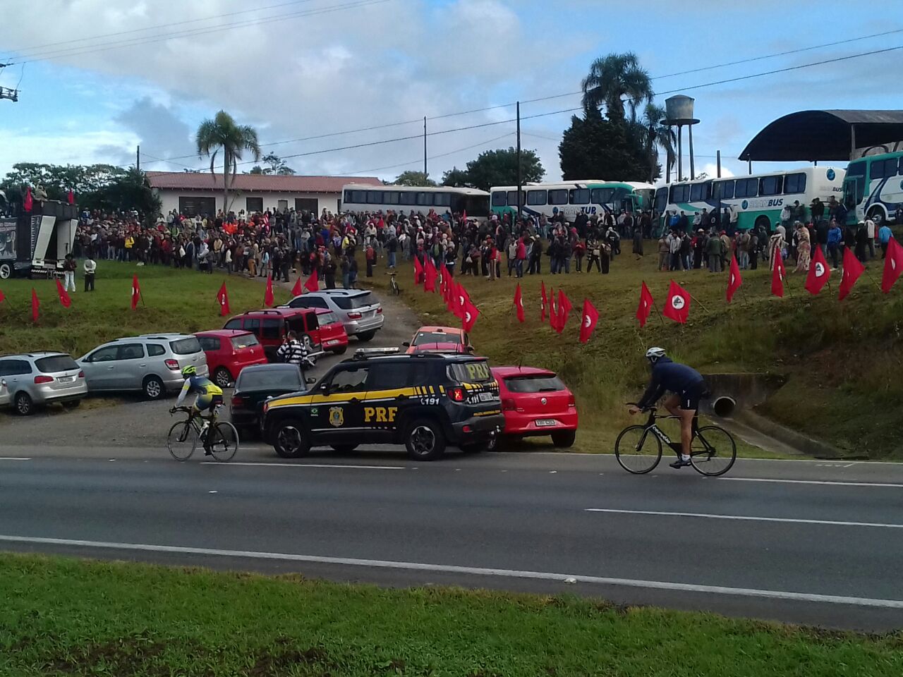 Sem-terra fazem concentração na BR-277, entre Curitiba e Campo Largo | Divulgação Polícia Rodoviária Federal/