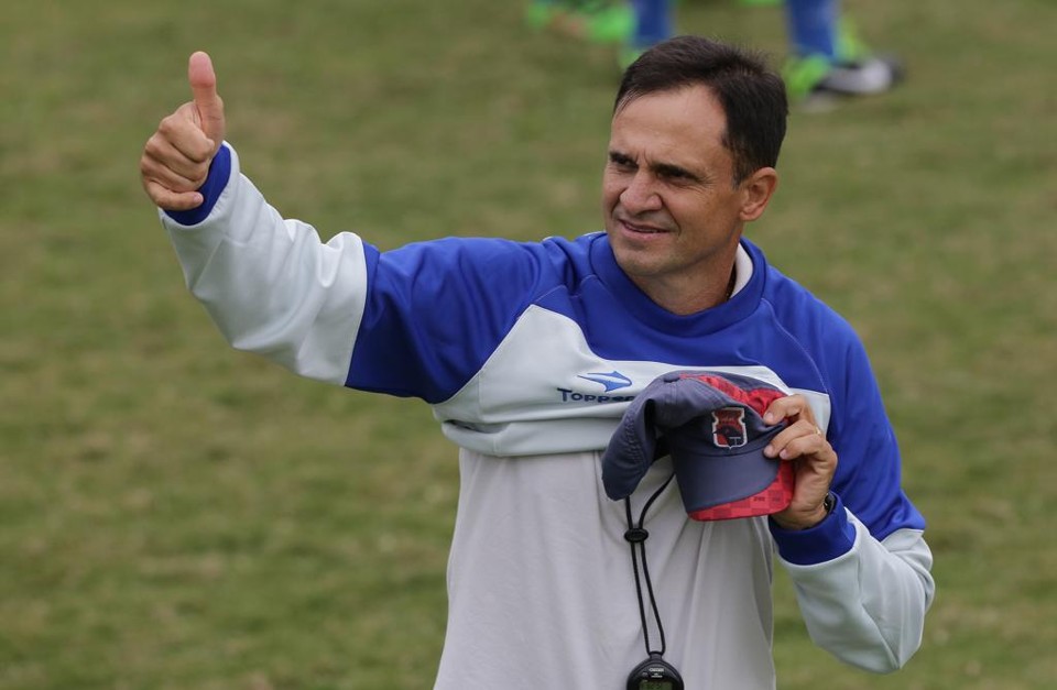 Técnico do Paraná, Wagner Lopes, sinaliza durante treino do Paraná: time entra otimista em lutar pelo acesso na Segunda Divisão. | Giuliano Gomes/Gazeta do Povo