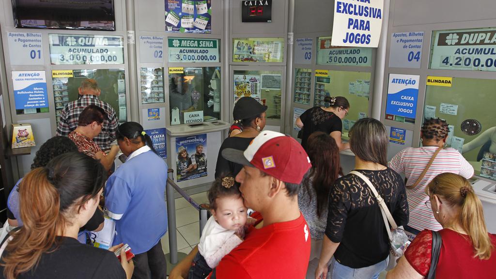 Projeto de lei considera casas lotéricas uma extensão de agências bancárias e, por isso, deve seguir as mesmas leis | Antônio More/Gazeta do Povo