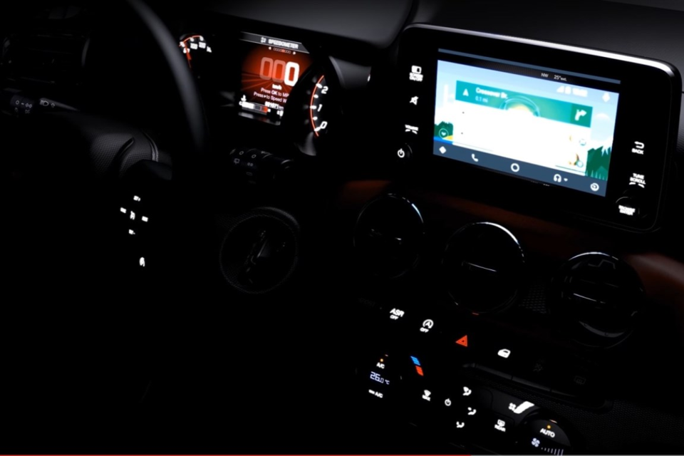Pela imagem do multimídia, é possível ver o triângulo que identifica o Android Auto - tecnologia permite integração com apps de música, WhatsApp e Google Maps. | 