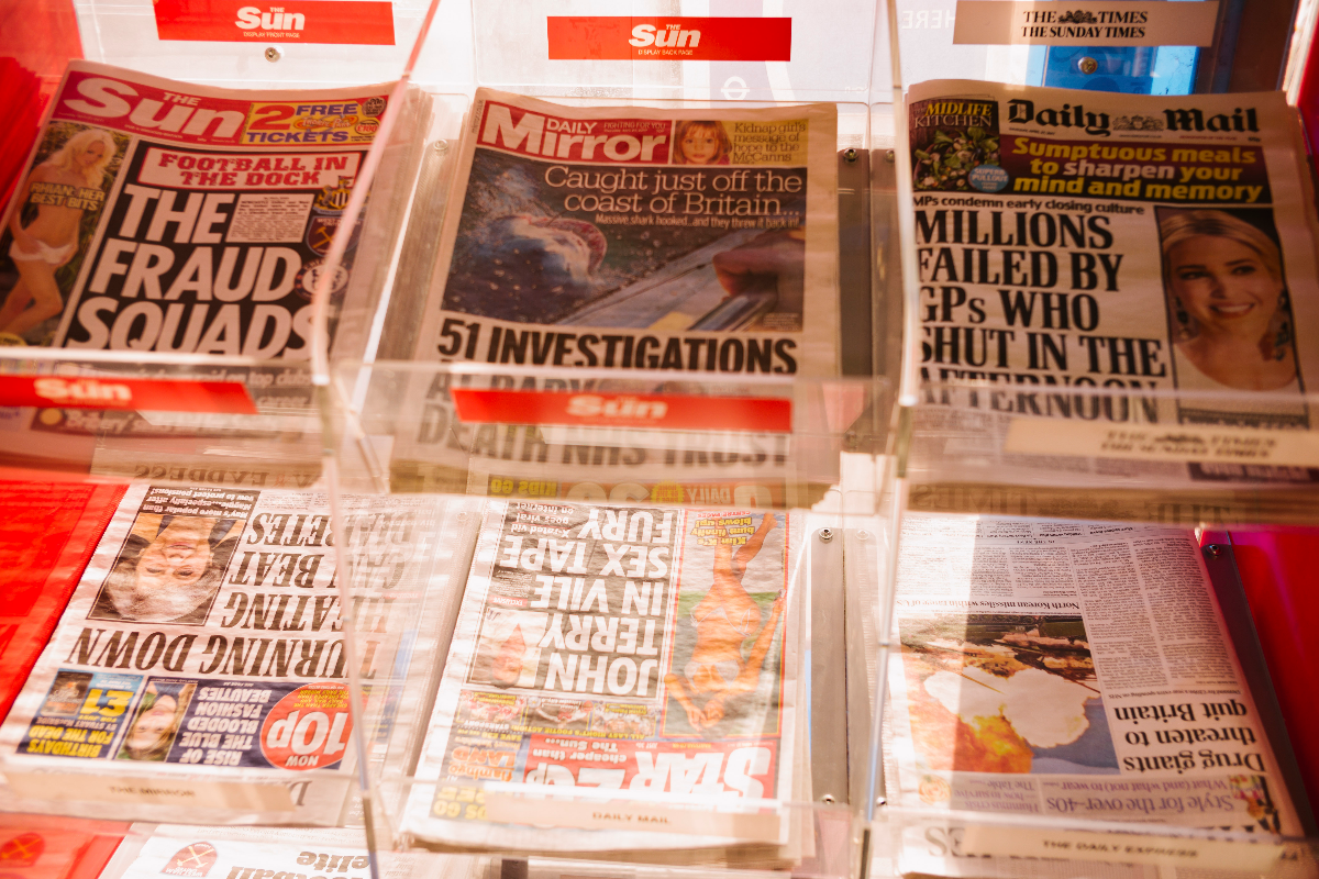 Cópias de tabloides em uma banca do subúrbio de Londres. Apesar da queda nas circulações e uma série de problemas éticos, os tabloides conservadores ainda são uma potência, como a votação pelo Brexit mostrou. | JOSE SARMENTO MATOSNYT