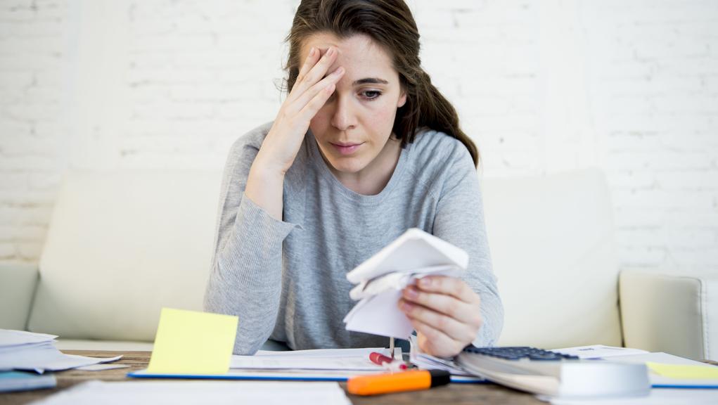 Os maiores erros dos jovens com o dinheiro e o que fazer para evitá-los e garantir uma situação financeira confortável no futuro | Bigstock/