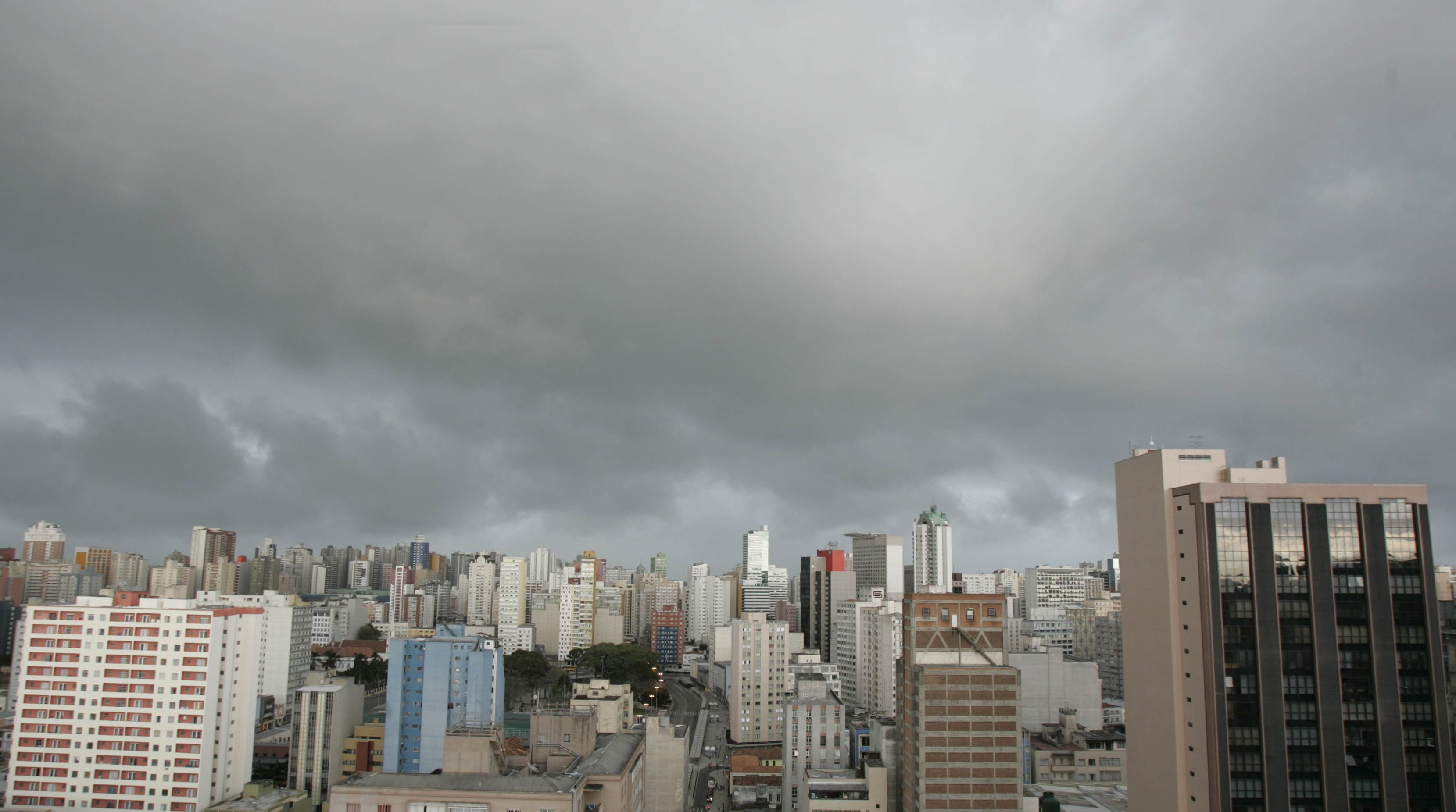 Quinta-feira começou com tempo fechado na capital | Aniele Nascimento/Gazeta do Povo
