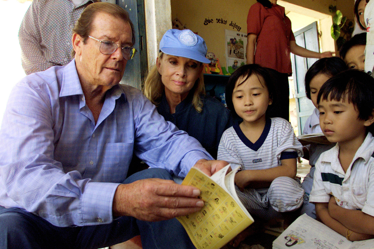 Roger Moore e a mulher Kristina em projeto da Unicef, no Vietnã | KHAM/HKKHAM