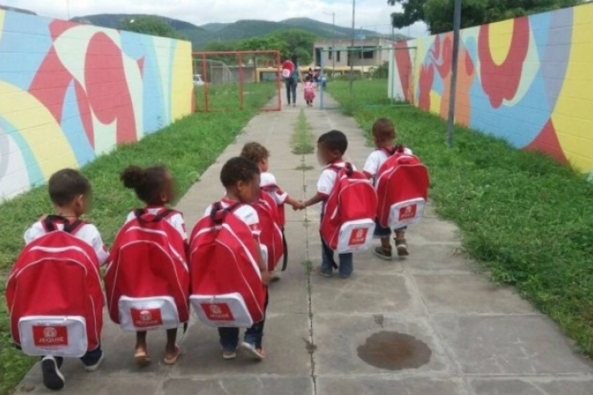 Crianças de Jequié com as mochilas: piadas na internet e investigação do Ministério Público | Reprodução / Twitter - @_tuiteu