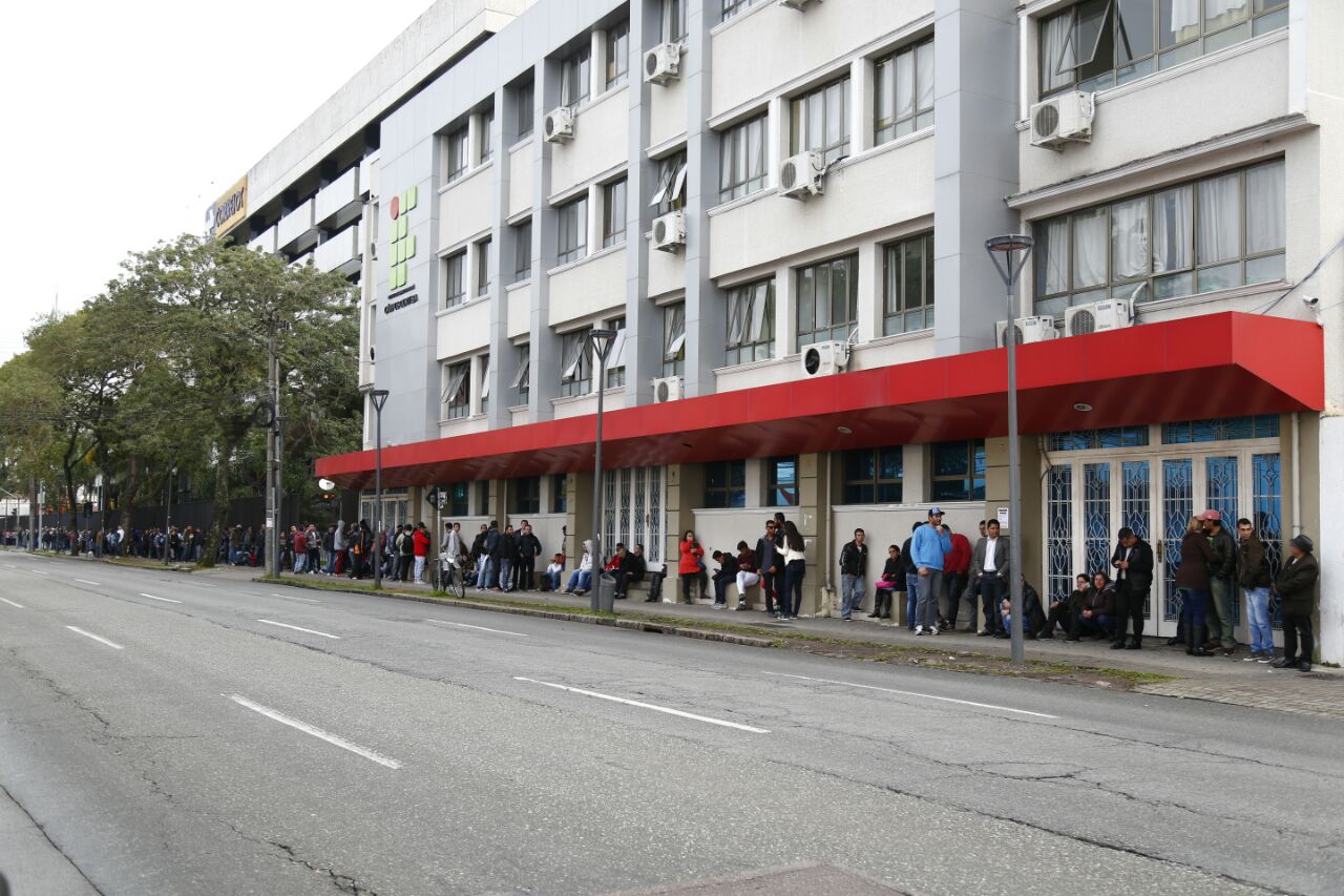 Fila por emprego começou ainda de madrugada na Rua João Negrão | Aniele Nascimento/Gazeta do Povo
