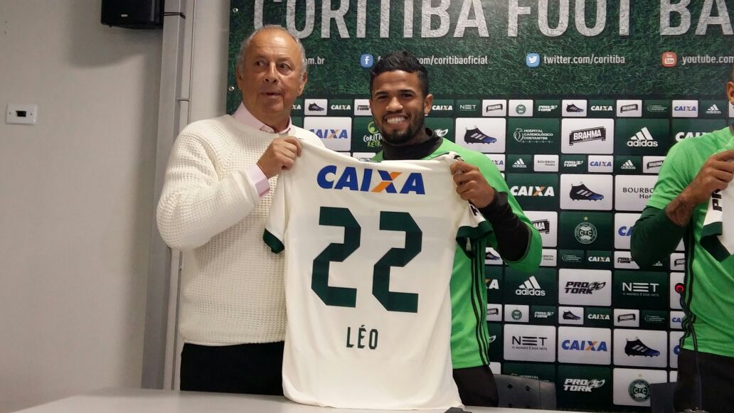 Ernesto Pedroso, diretor do Coritiba, e o lateral Léo, durante apresentação do jogador. | Daniel Malucelli/Gazeta do Povo