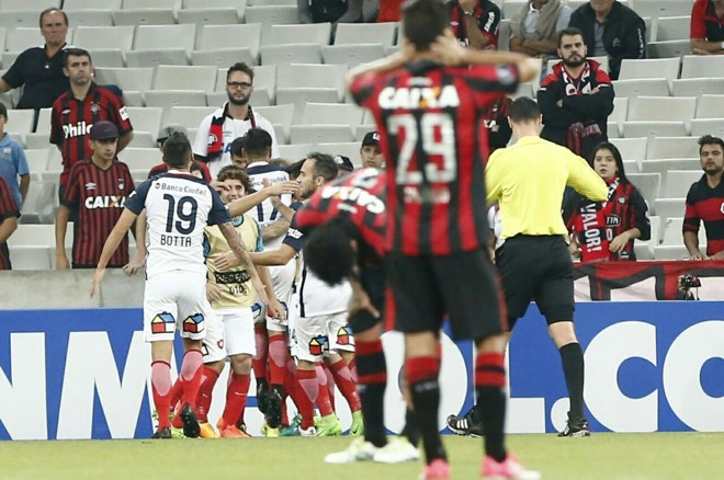 Blandi, de cabeça, aumentou para o San Lorenzo no segundo tempo. | Hugo Harada/Gazeta do Povo
