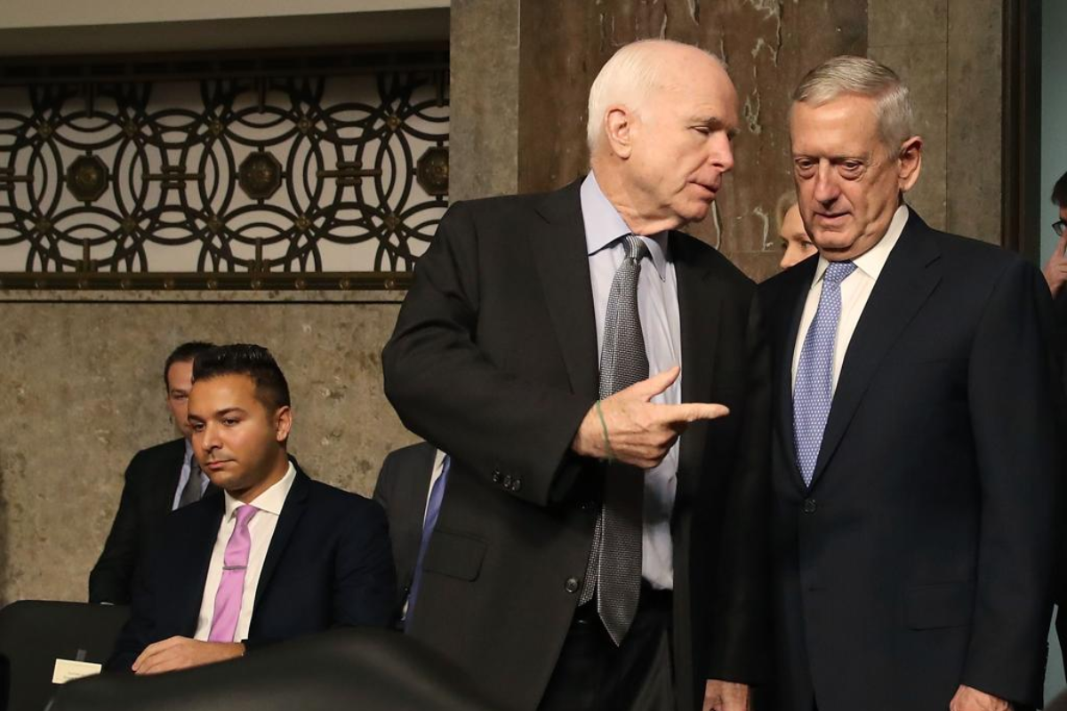 James Mattis (à direita), com John McCain: “não há com o que se preocupar” | MARK WILSON/AFP