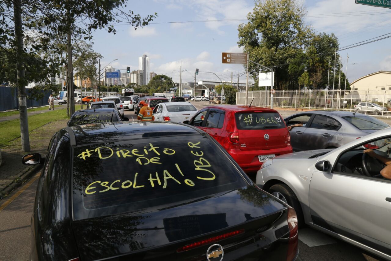 Motoristas de Uber e Cabify protestam por regulamentação do serviço em Curitiba | Pedro Serapio/Gazeta do Povo