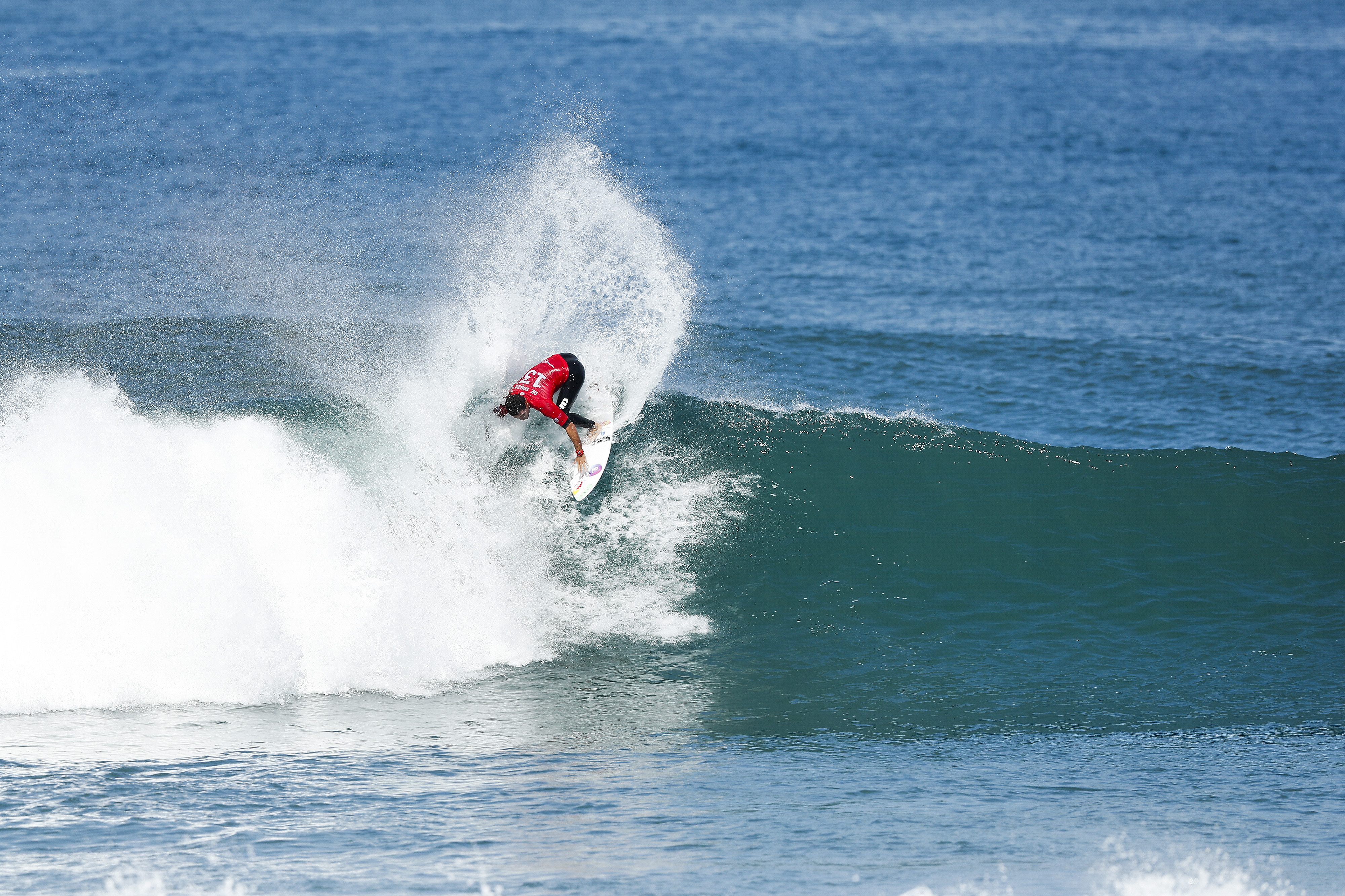 Adriano de Souza, o Mineirinho, em ação na praia de Saquarema. | Damien Poullenot/@ WSL / Poullenot