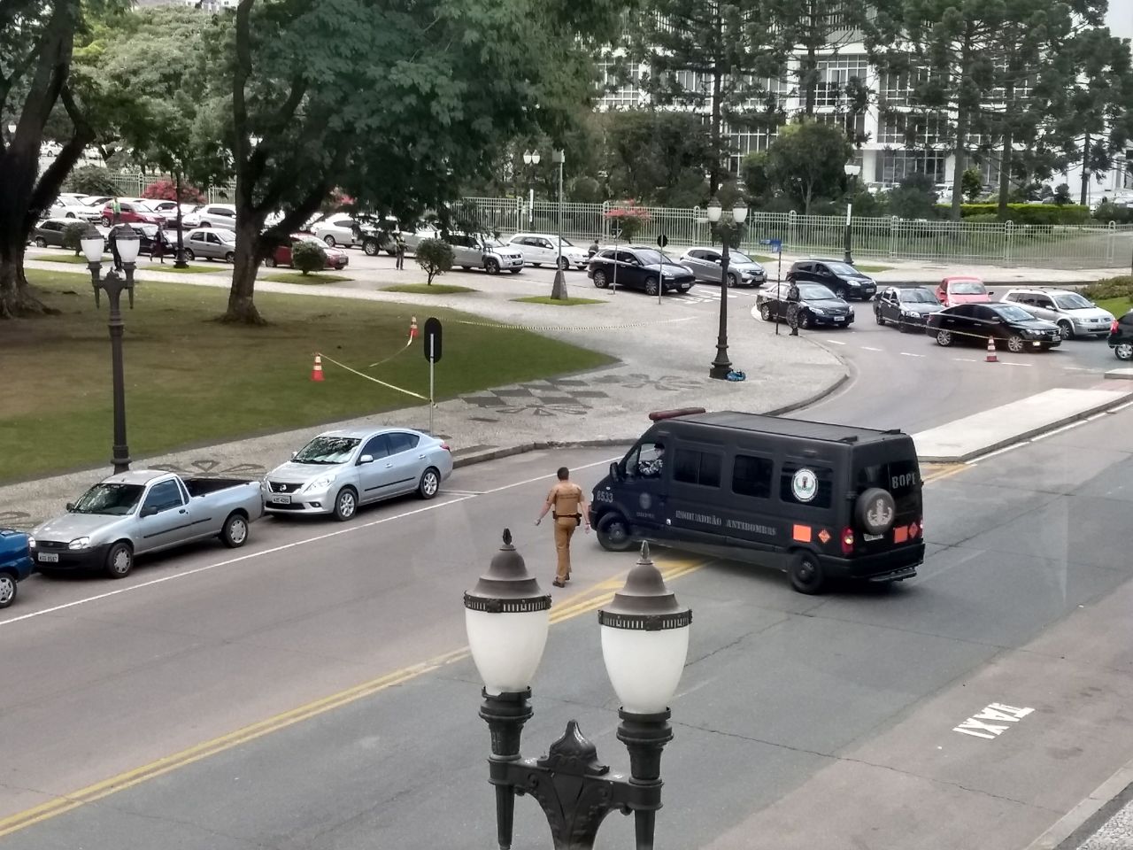 Esquadrão antibombas isolou área próxima à Praça Nossa Senhora de Salete, no Centro Cívico | Divulgação Prefeitura de Curitiba/