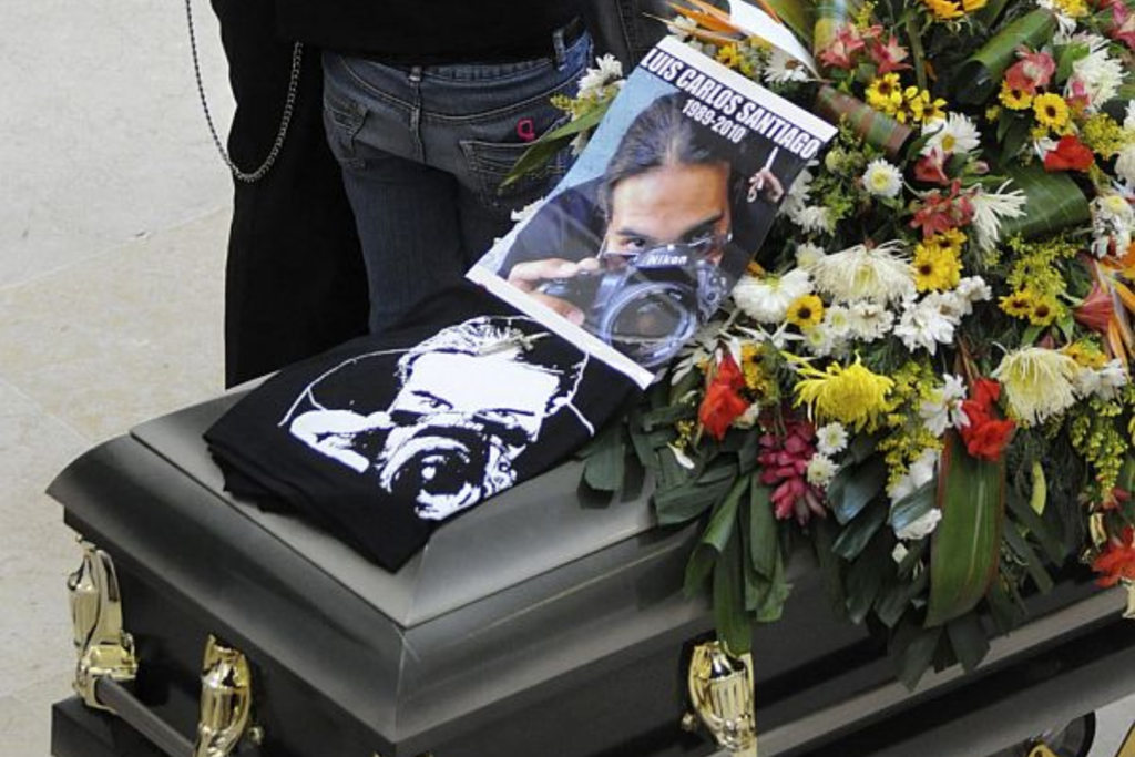 Funeral de Luis Carlos Santiago, em setembro de 2010. Santiago, de 21 anos, era fotógrafo do jornal El Diario, de Juarez, no México, e foi morto por homens armados enquanto trabalhava em uma reportagem.