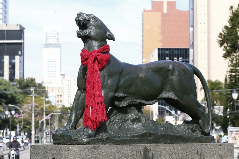 Escultura “Luar do Sertão, de João Turin, recebeu cachecol  nesta quarta-feira | Aniele Nascimento/ Gazeta do Povo/