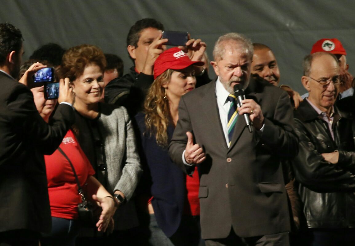 Após o depoimento ao juiz Sergio Moro, Lula fez um discurso para militantes reunidos na Praça Santos Andrade, no Centro de Curitiba | Marcelo Andrade/Gazeta do Povo
