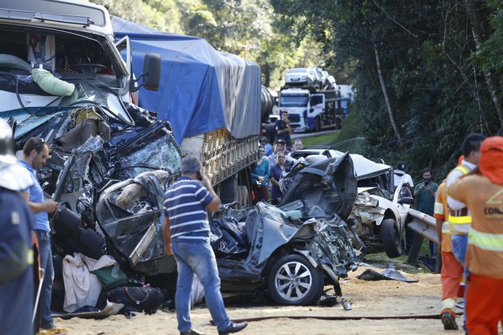 Polícia Civil vai pedir ajuda à fabricante do caminhão para fazer perícia do acidente. | Atila Alberti/Tribuna do Paraná
