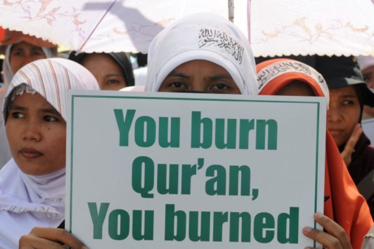 Membros do grupo Hizbut Tahrir protesta em frente à Embaixada dos Estados Unidos em Jacarta, na Indonésia. A foto é de 4 de setembro de 2010, pouco antes do nono aniversário do 11 de setembro, quando um grupo cristão americano ameaçava queimar o Corão. Na época, a ameaça provocou vários protestos no mundo todo | ALDO UTAMAAFP
