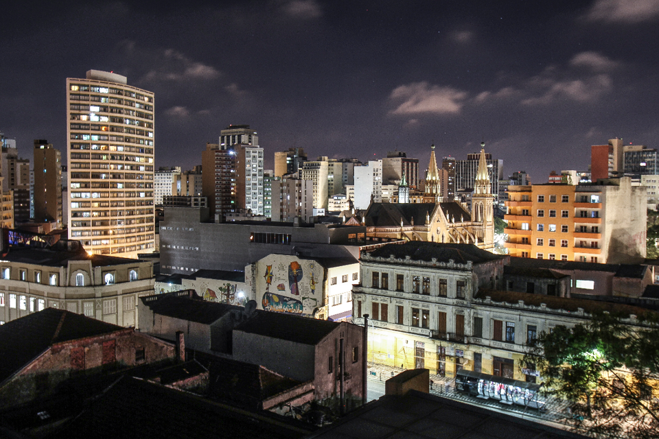 Preço de imóveis residenciais para de cair no Brasil, mostra índice. Curitiba (foto) foi a capital com maior variação positiva no IGMI-R: 0,31% de março para abril. | Daniel Castellano/ArquivoGazeta do Povo