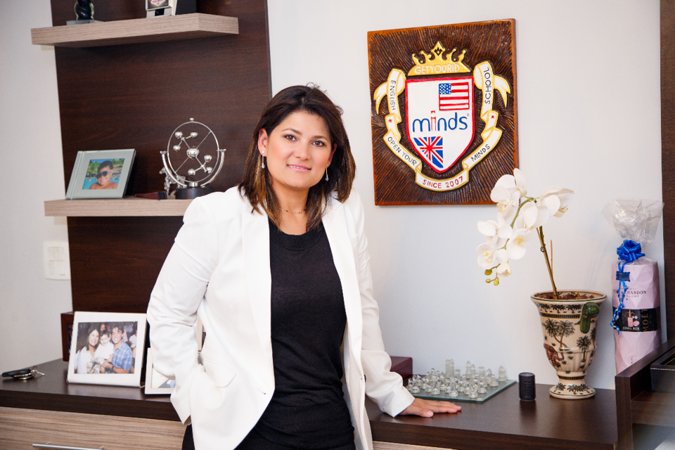 Ex-costureira fatura R$ 70 milhões com escola de inglês Ex-costureira, a dona da Minds Idiomas, Leiza Oliveira, faturou R$ 70 milhões em 2016 com sua escola de inglês. | Divulgação