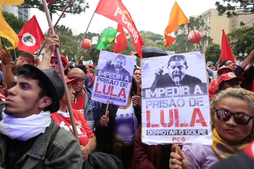 Sentença de Moro na ação contra Lula deve sair entre junho e julho Manifestantes pró-Lula em Curitiba: interrogatório do petista marca o final da etapa de oitiva dos réus do processo. | Marcelo Andrade/Gazeta do Povo