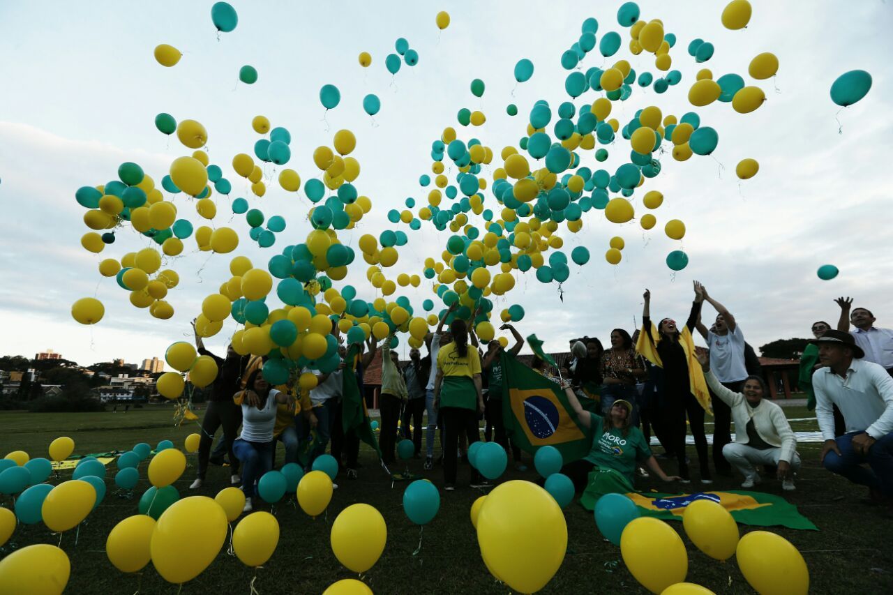 Balões verdes e amarelos no Parque Barigui: apoio à Lava Jato do movimento Vem Pra Rua | Albari Ros/Gazeta do Povo