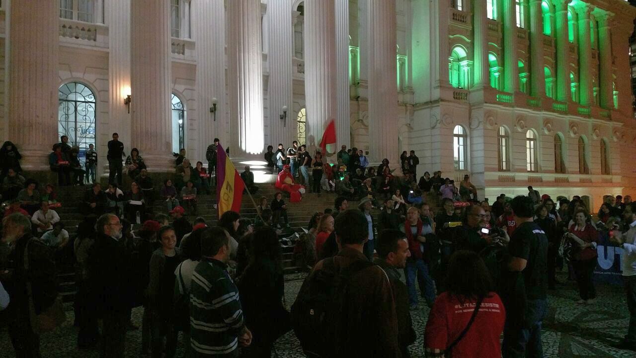 Aos gritos de “Fora, Temer”, manifestantes se reuniram em frente ao Prédio Histórico da UFPR | Durval Ramos/Gazeta do Povo