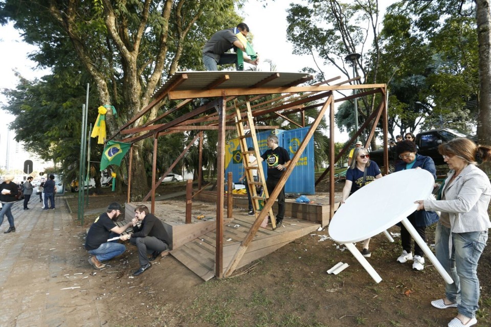 Acampamento da Lava Jato em frente à Justiça Federal, no Ahú: Justiça proibiu que grupos acampem na cidade até a noite de quarta-feira (10). | Hugo Harada/
Gazeta do Povo