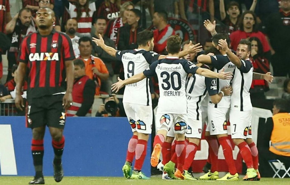 Nikão lamenta gol marcado pelo San Lorenzo na Arena. | Hugo Harada/Gazeta do Povo