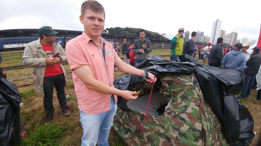 Professor Maion Costa se queimou levemente com o ataque de rojões no acampamento. | Aniele Nascimento/Gazeta do Povo