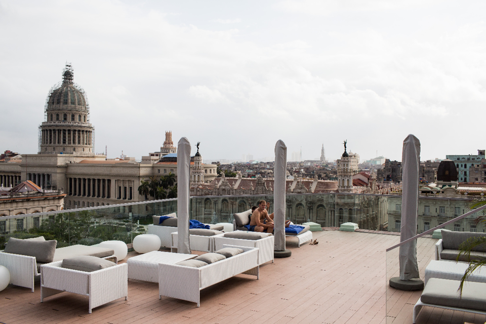 Do terraço do novo Gran Hotel Manzana Kempinski La Habana, nas cercanias do Parque Central, é possível contemplar a cidade de Havana. | LISETTE POOLE/NYT