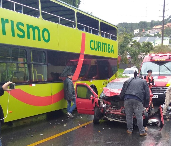 Ônibus da Linha Turismo se envolveu em acidente na manhã desta quinta-feira | Maykon Passos/Gazeta do Povo