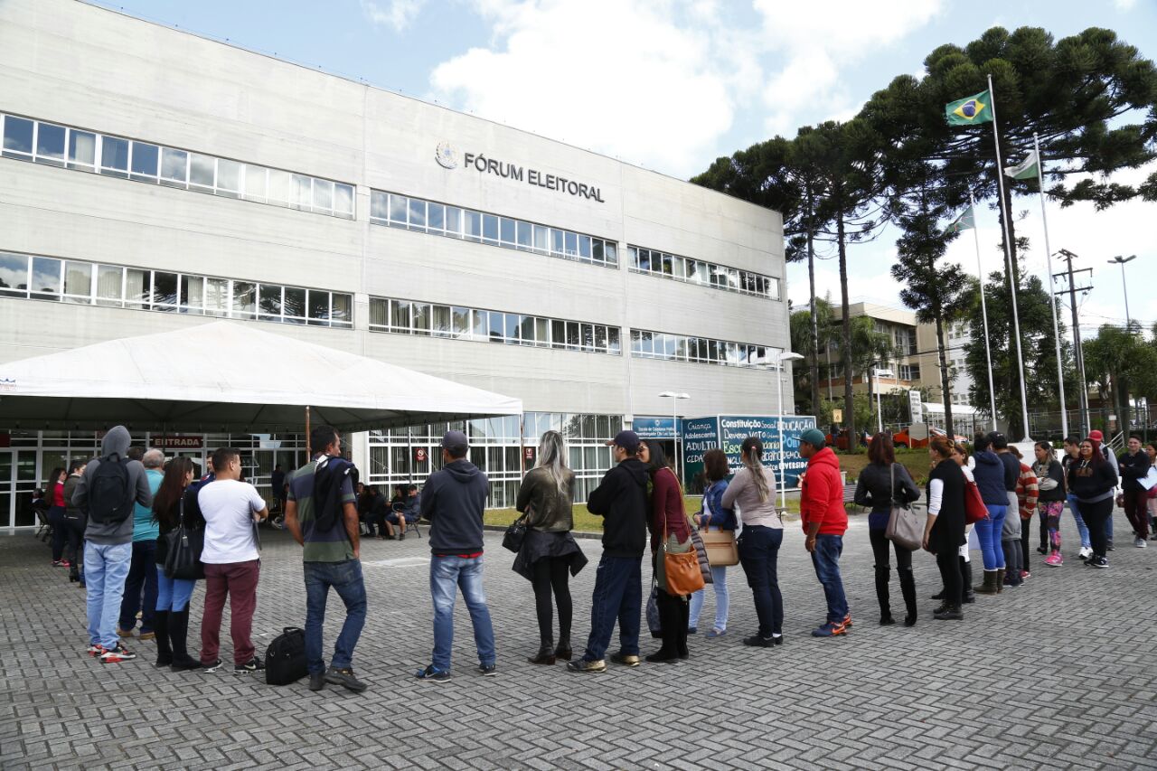 Fórum Eleitoral de Curitiba já registrava fila por atendimento antes do meio-dia nesta terça-feira | Aniele Nascimento/Gazeta do Povo
