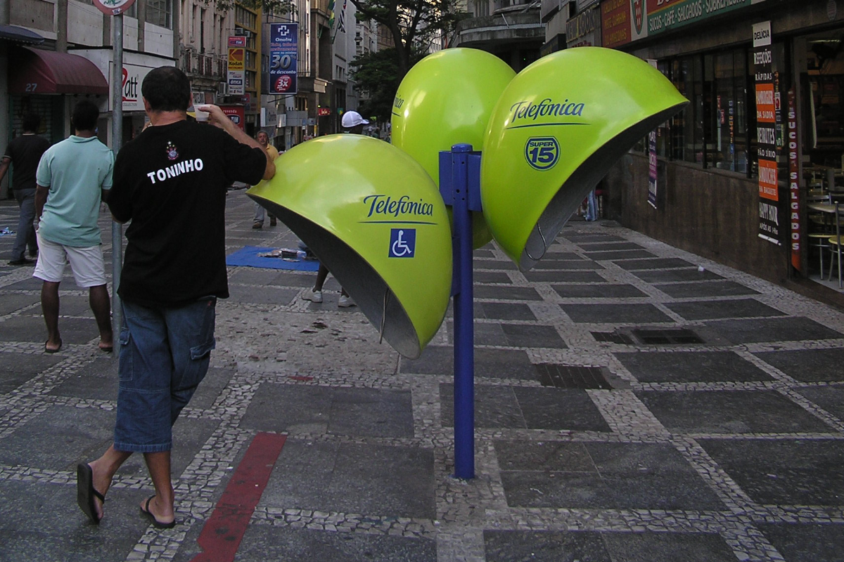 Telefones públicos da Telefónica em São Paulo | MorioWikimedia Commons