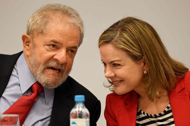 Lula ao Lado de Gleisi: Senadora do PT estará em evento de desagravo ao ex-presidente. | Evaristo SA/AFP