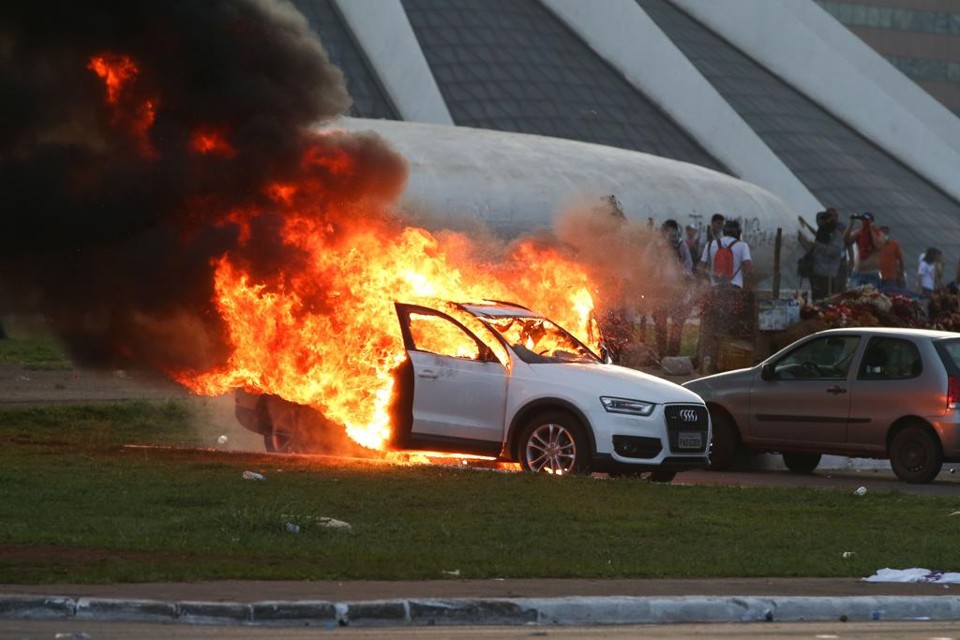 Carros também foram incendiados na Esplanada dos Ministérios | Wilson Dias/Agência Brasil